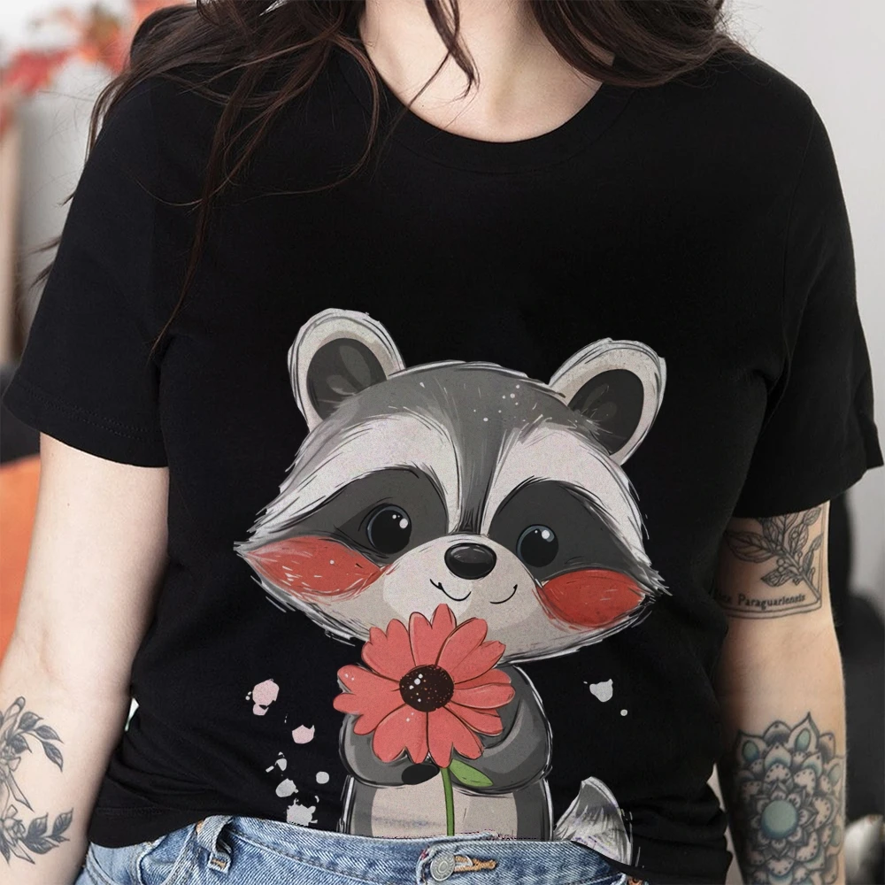 

Cute Raccoon Holding Flower Print with Sweet Details, Heartwarming Y2k Graphic Tee,Soft Fabric for Enchanting Casual Looks