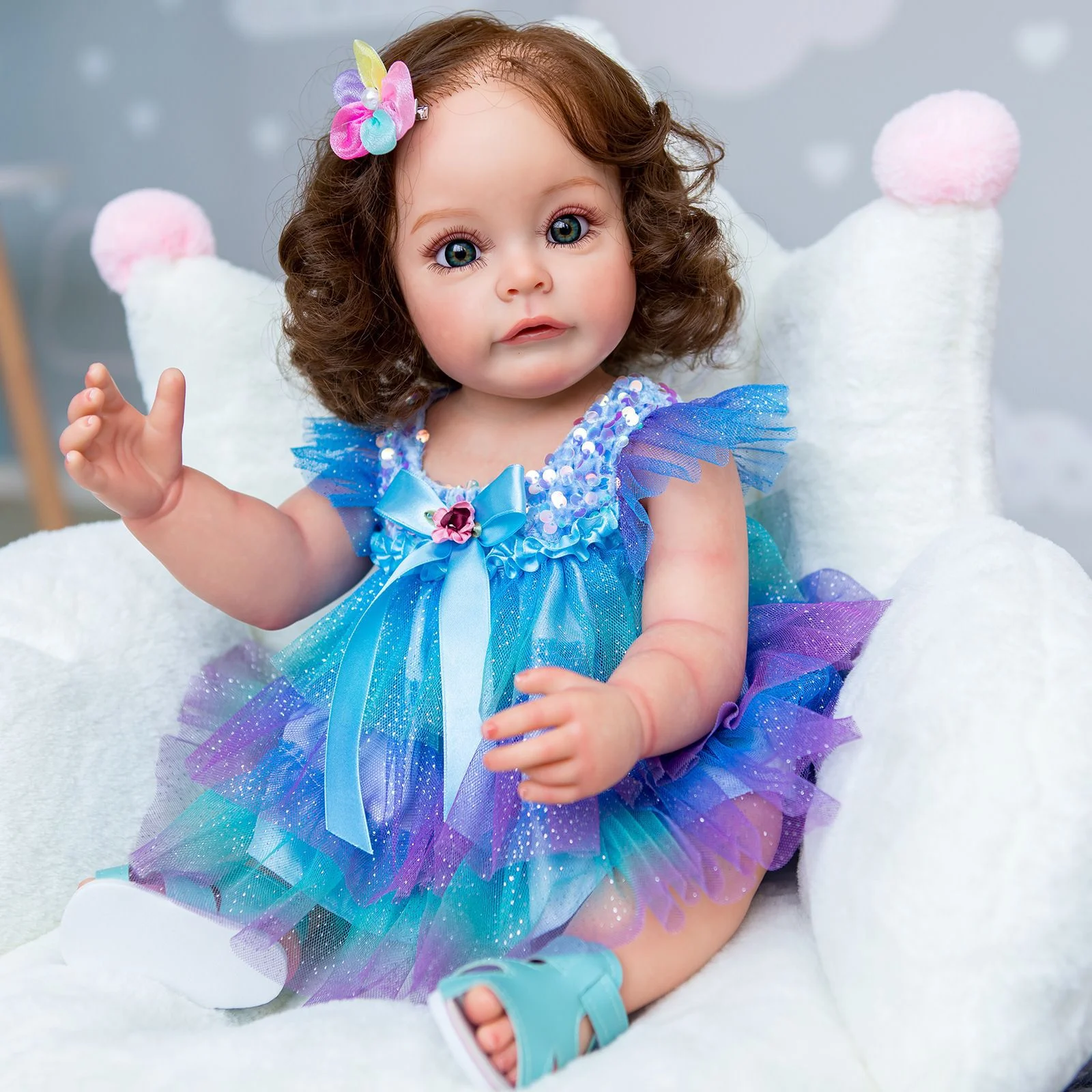 Muñeca Reborn de vinilo de 22" - Coleccionable, pelo largo y rizado marrón, ojos azules, vestido de princesa colorido, poseible, caja de regalo