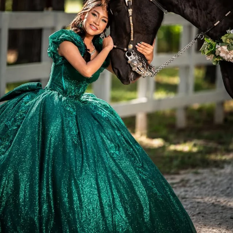 Maßgeschneiderte glänzende grüne Quinceanera-Kleider aus der Schulter, Pailletten-Applikation, langer Schwanz, Schleife, Vestido De 15 Quinceanera