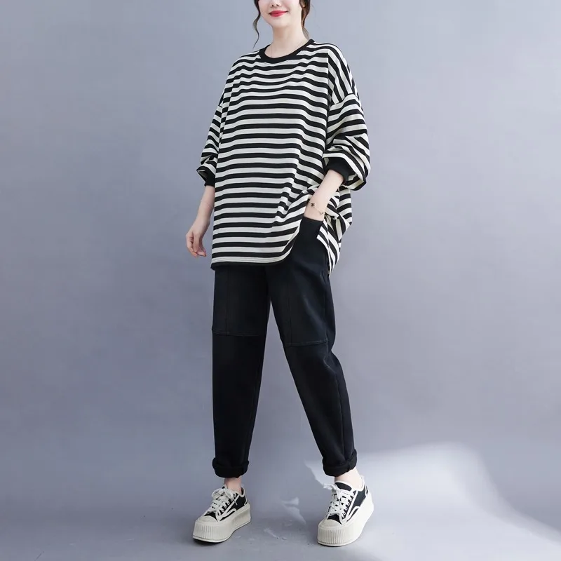 เสื้อยืดแขนยาวทรงหลวมสำหรับผู้หญิงไซส์ใหญ่ สไตล์เกาหลี คอกลม ความยาวปานกลาง ลายทาง สำหรับฤดูใบไม้ร่วงและฤดูหนาว