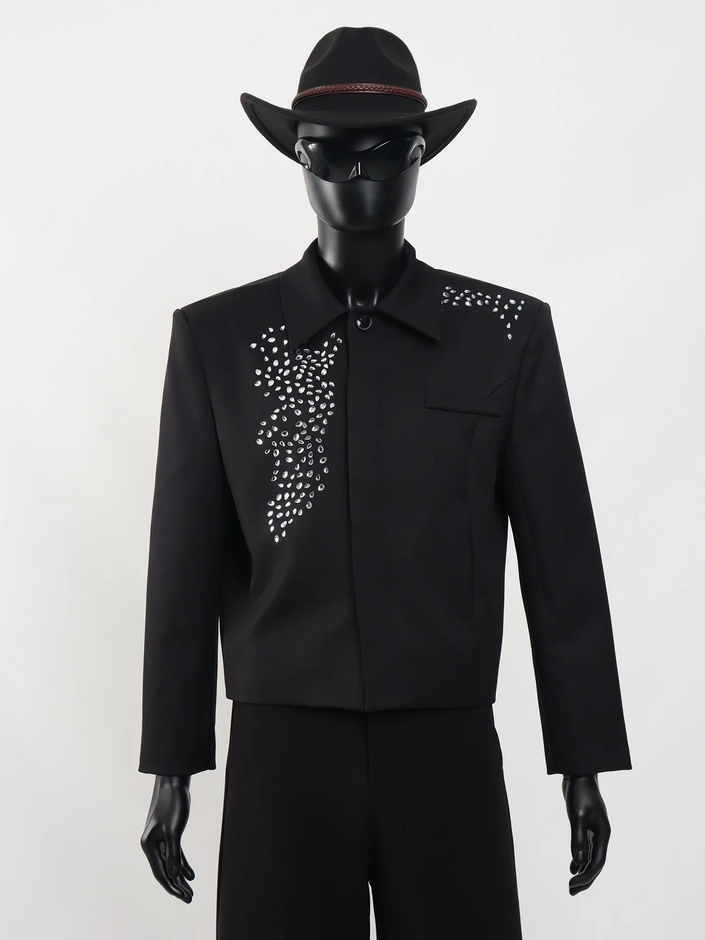 

Черная короткая куртка со стразами и наплечными накладками от STARLIT: мужская верхняя одежда стандартного кроя для повседневного использования