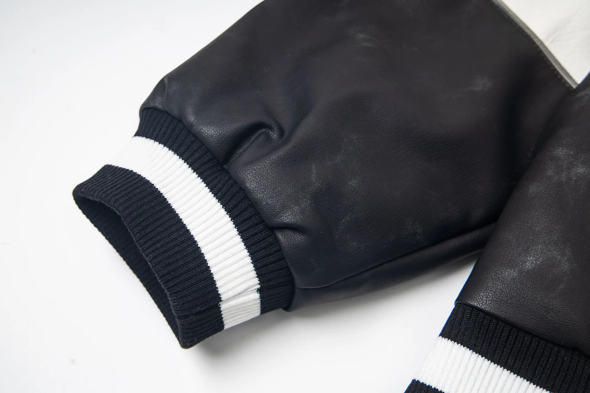 2025 الشتاء الرجعية الكرتون التطريز كتلة اللون سميكة بلوزات سترة بولي Leather الجلود بدوره إلى أسفل طوق معطف مبطّن بالقطن #6