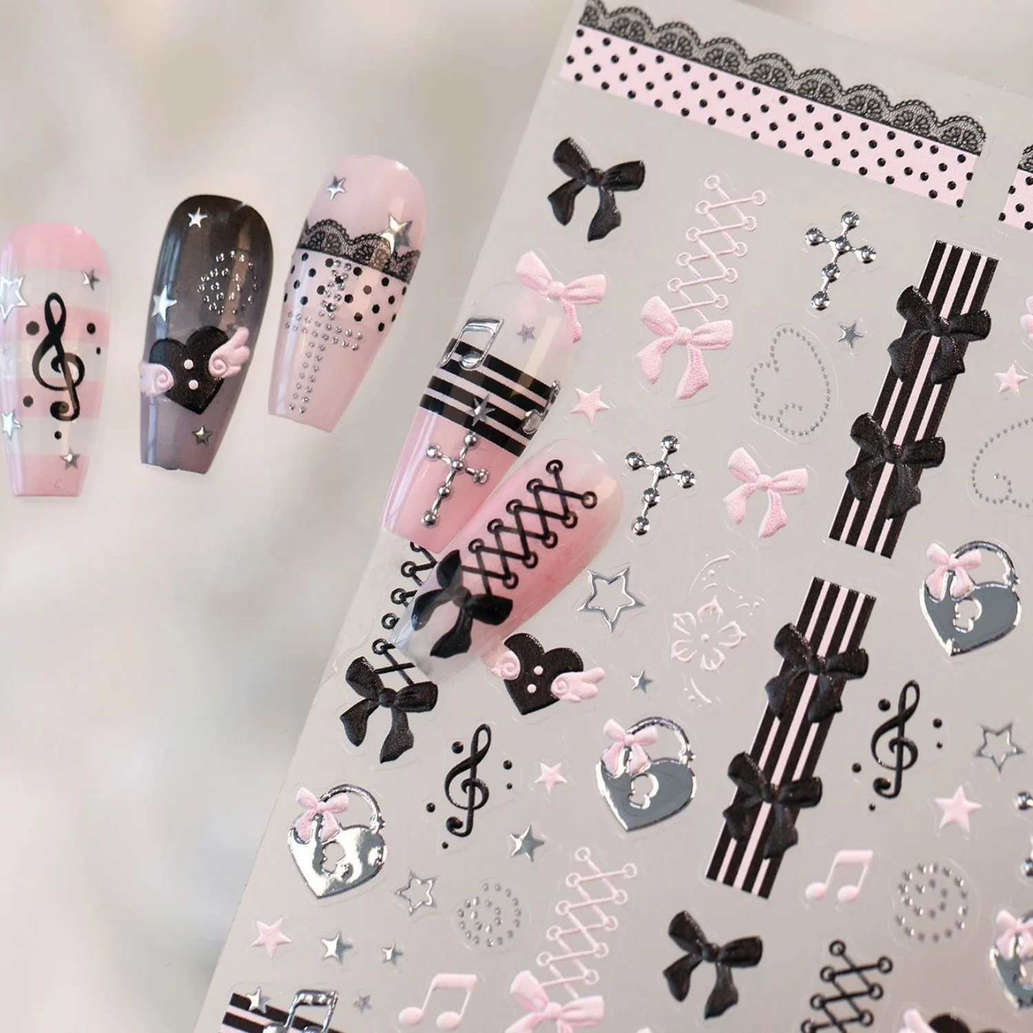 Schwarze und Rosa Schleifen-5D-Nagelaufkleber: Kreuz, Musiknoten, Herzschloss, Riemen, Spitze, Polka Dots, Flügel, Herz – Selbstklebende Maniküre-Sticker – Detail 2