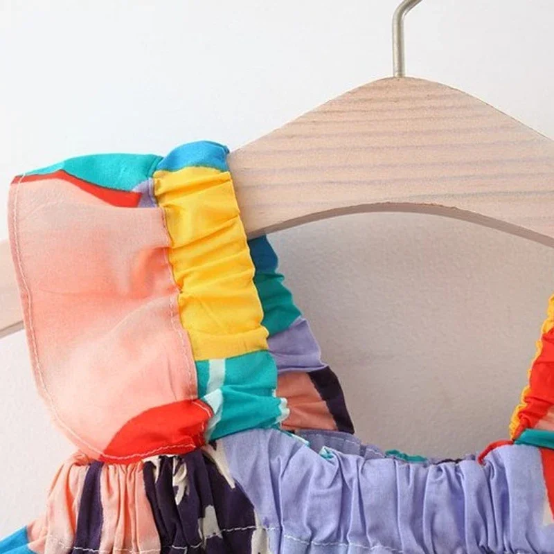 Sommer-Babykleidungsset für Mädchen, Oberteil mit Blumenmuster und Trägern + lässige Hose, farblich passendes 2-teiliges Outfit für Kleinkinder. – Detail 5