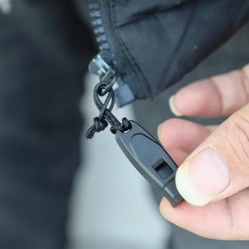 5/25 قطعة صفارة إنقاذ سستة سحب أداة السلامة في حالات الطوارئ لحقيبة الظهر سترة في الهواء الطلق والعتاد بصوت عال البلاستيك متعدد الألوان