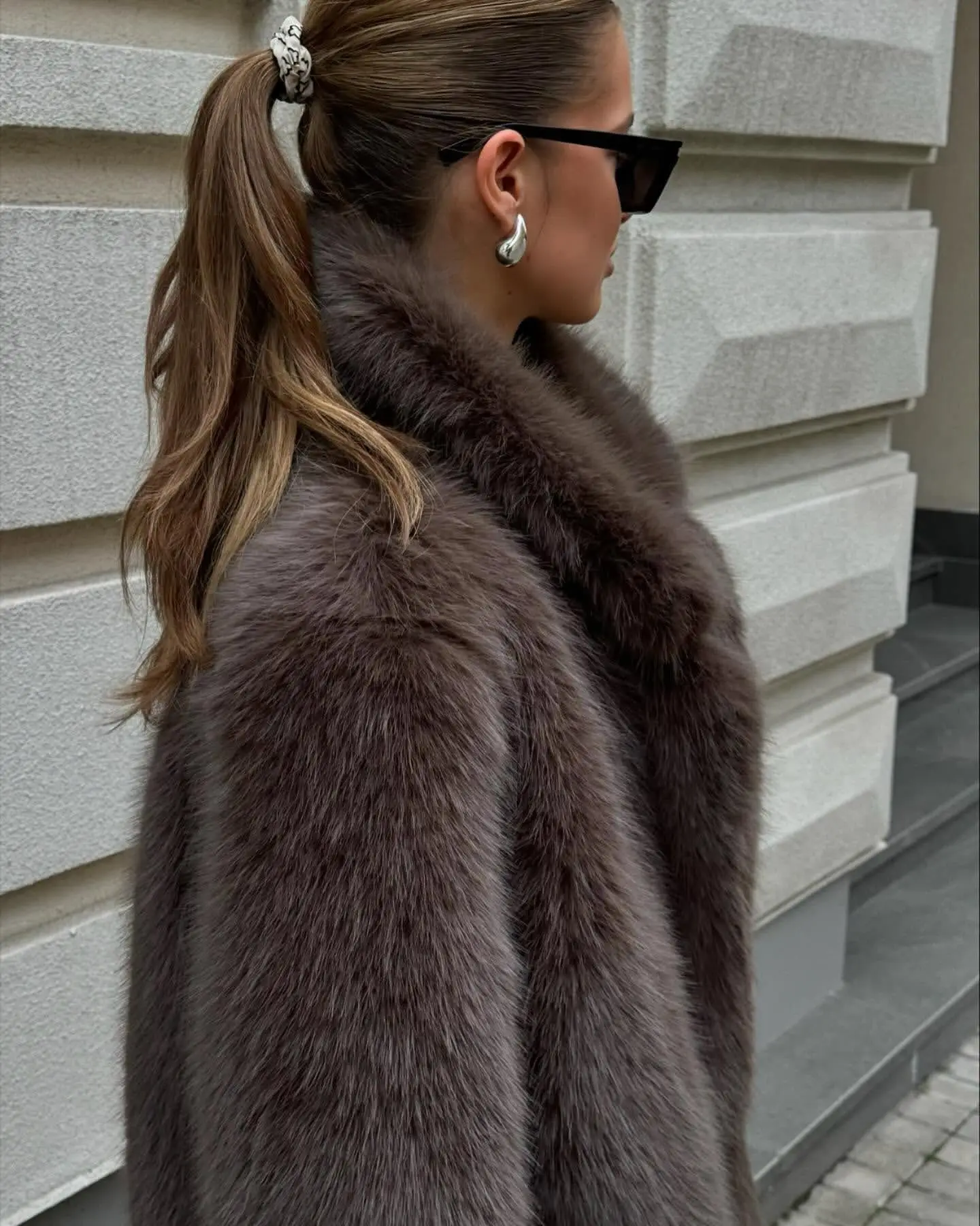 معاطف فرو الثعلب الصناعي سترات نسائية متينة متوسطة الطول وياقة على شكل طية صدر وأكمام طويلة ملابس خارجية فروي سميكة وفضفاضة غير رسمية لخريف وشتاء 2025