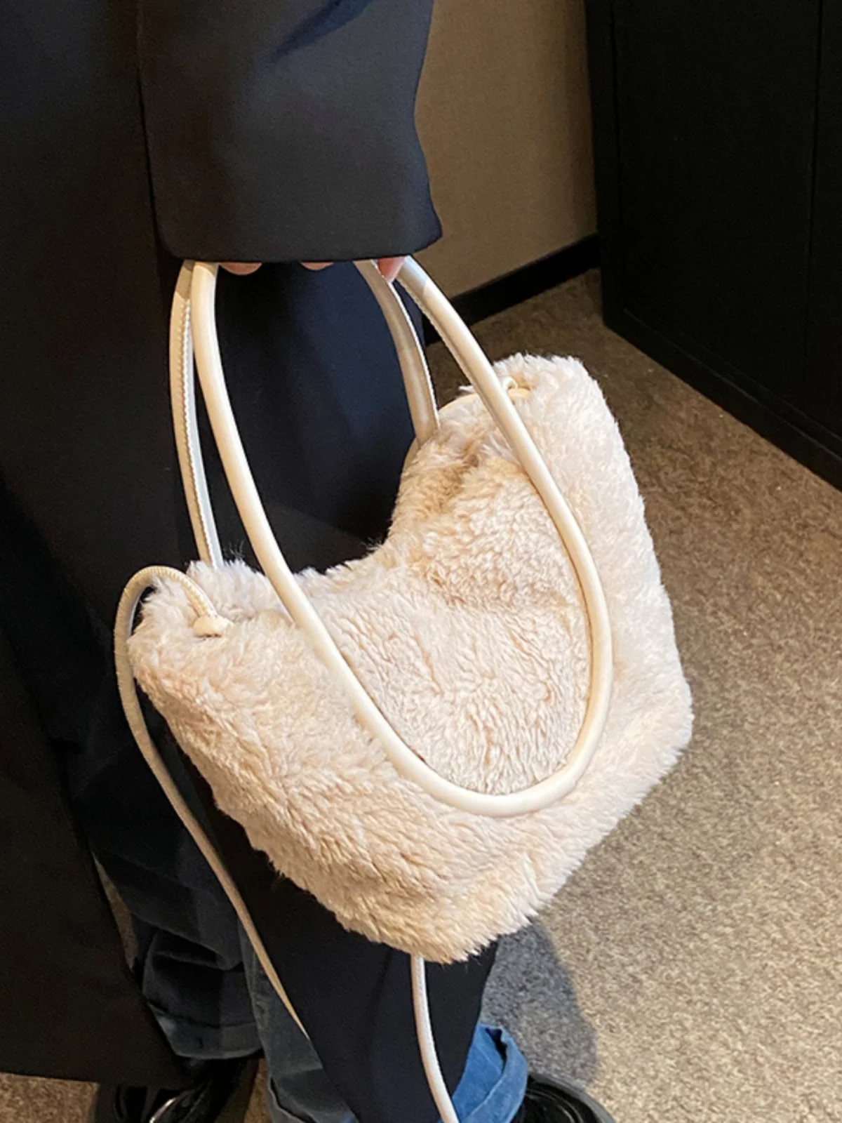 

Autumn/winter Niche Design Plush Velvet Bag For Women 2023 New Popular Crossbody Bag Plush Bucket Bag