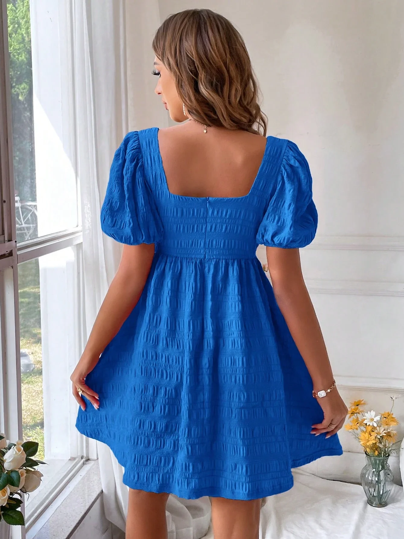 

Яркое синее мини-платье с квадратным вырезом и пышными короткими рукавами