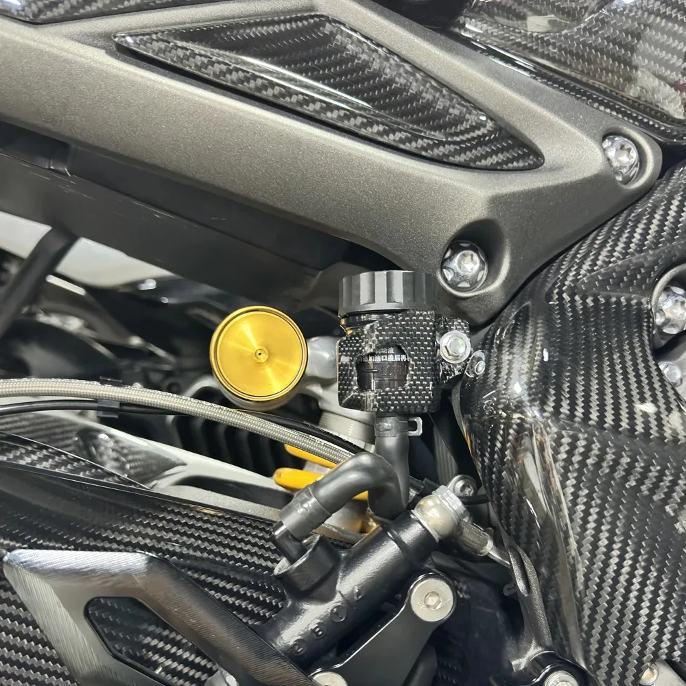 Suitable for Triumph Street Triple 765 R RS 2017-2014motorcycle rear brake pump 100% carbon fiber reservoir protective cover