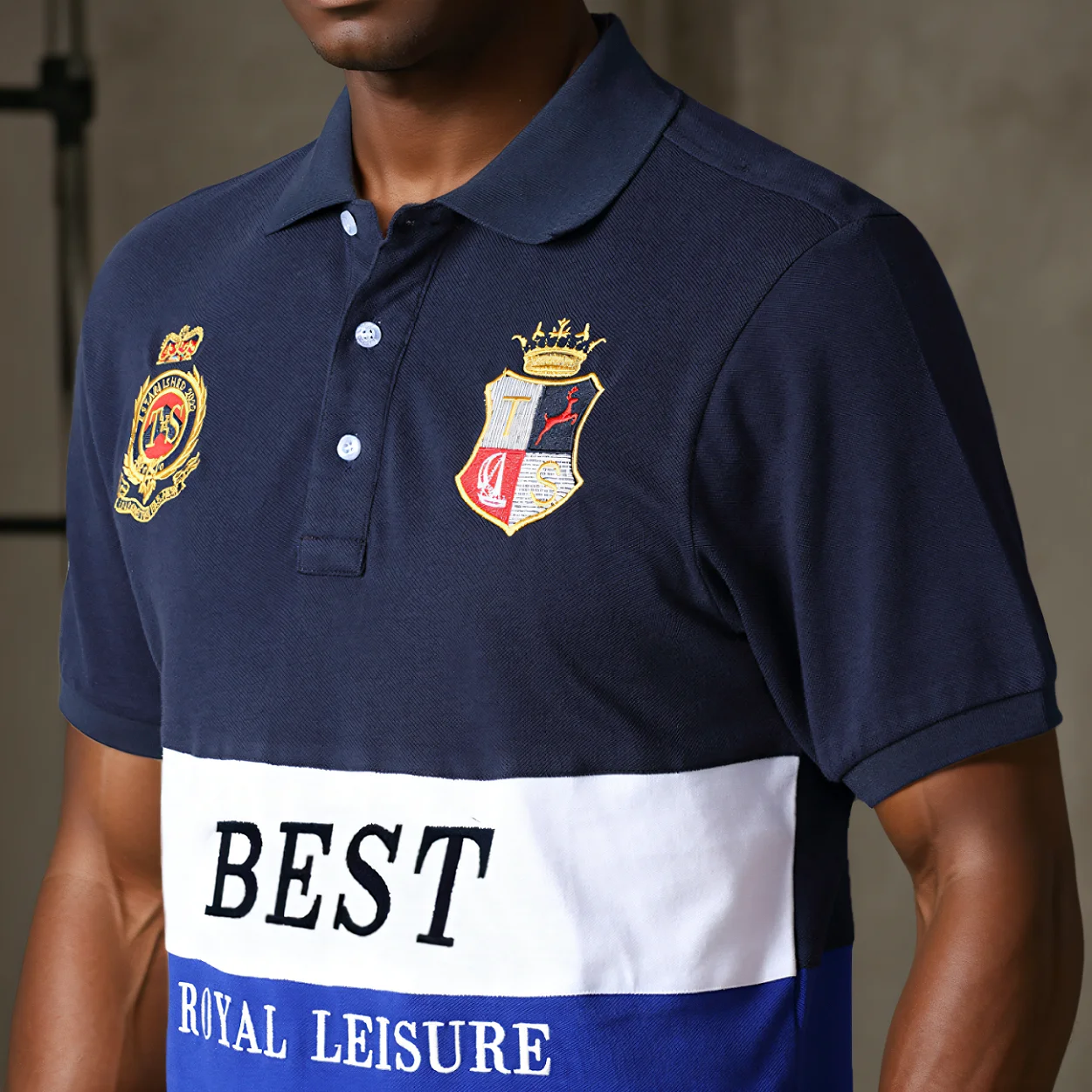 Neues Poloshirt für Herren mit Stickerei, Patchwork, Farbkontrast, schmaler Passform, klassischem Design, originellem Polokragen, aus reiner Baumwolle, atmungsaktiv. – Detail 4