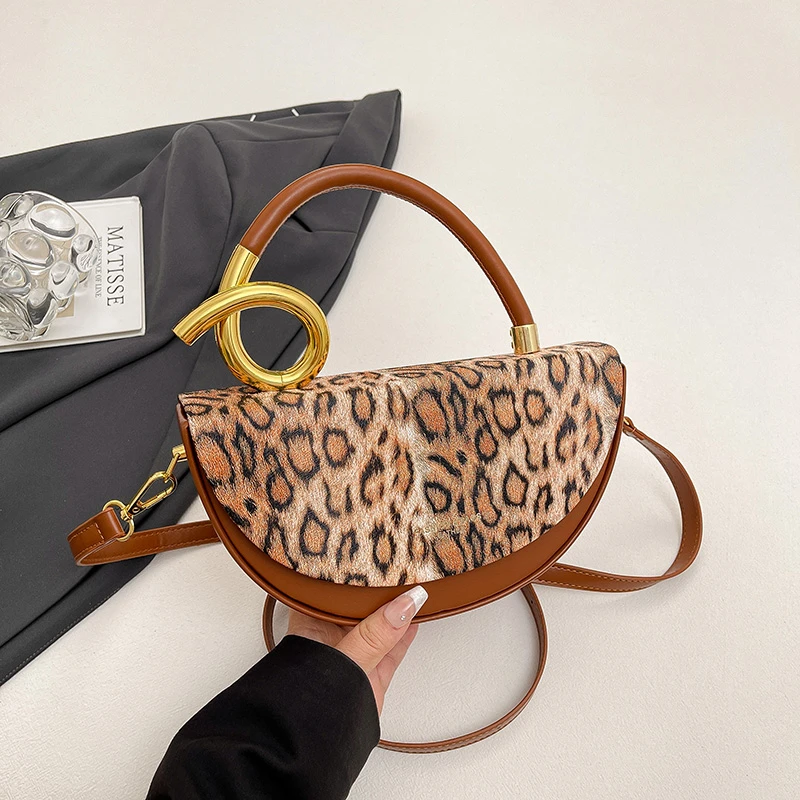 エレガントなレザー仕上げの高級レディースハンドバッグ、ゴールドのアクセントが輝く人気のクラシックスタイル