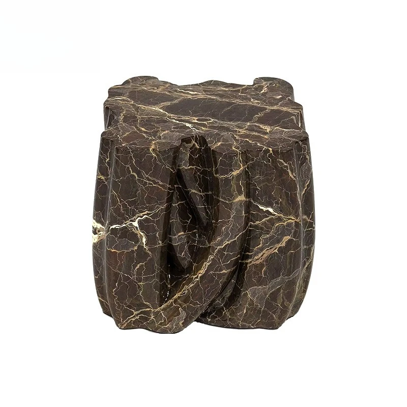 

Креативный прикроватный столик из мрамора в стиле лёгкой роскоши, расписанный вручную, для размещения рядом с диваном в гостиной.