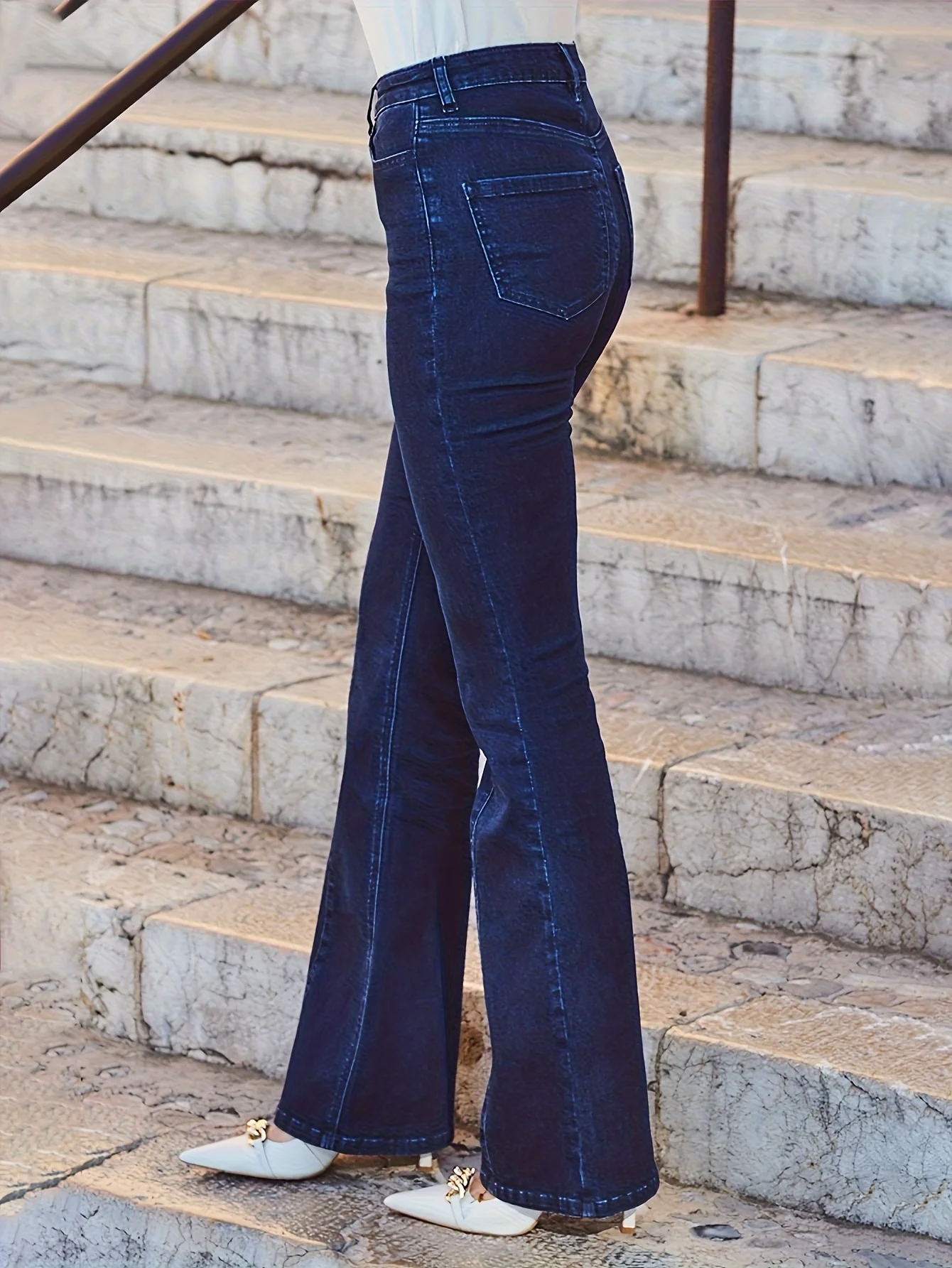 Jean évasé bleu pour femme, décontracté et à la mode, confortable, adapté à porter en toutes saisons.