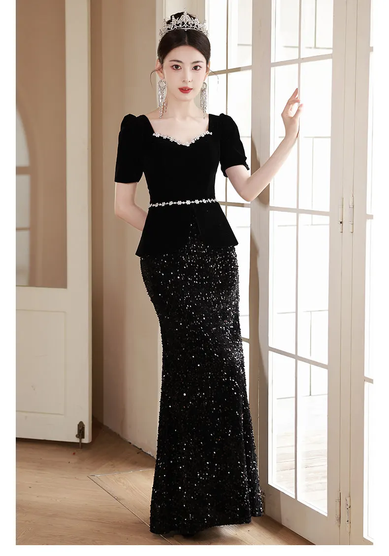 Krótka sukienka z cekinami, dekoltem w serek, dopasowana, czarna, zdobiona łańcuszkami, z trenem typu rybi ogon, idealna na urodziny, bankiety, uroczystości z okazji ukończenia 18 lat, długa sukienka.