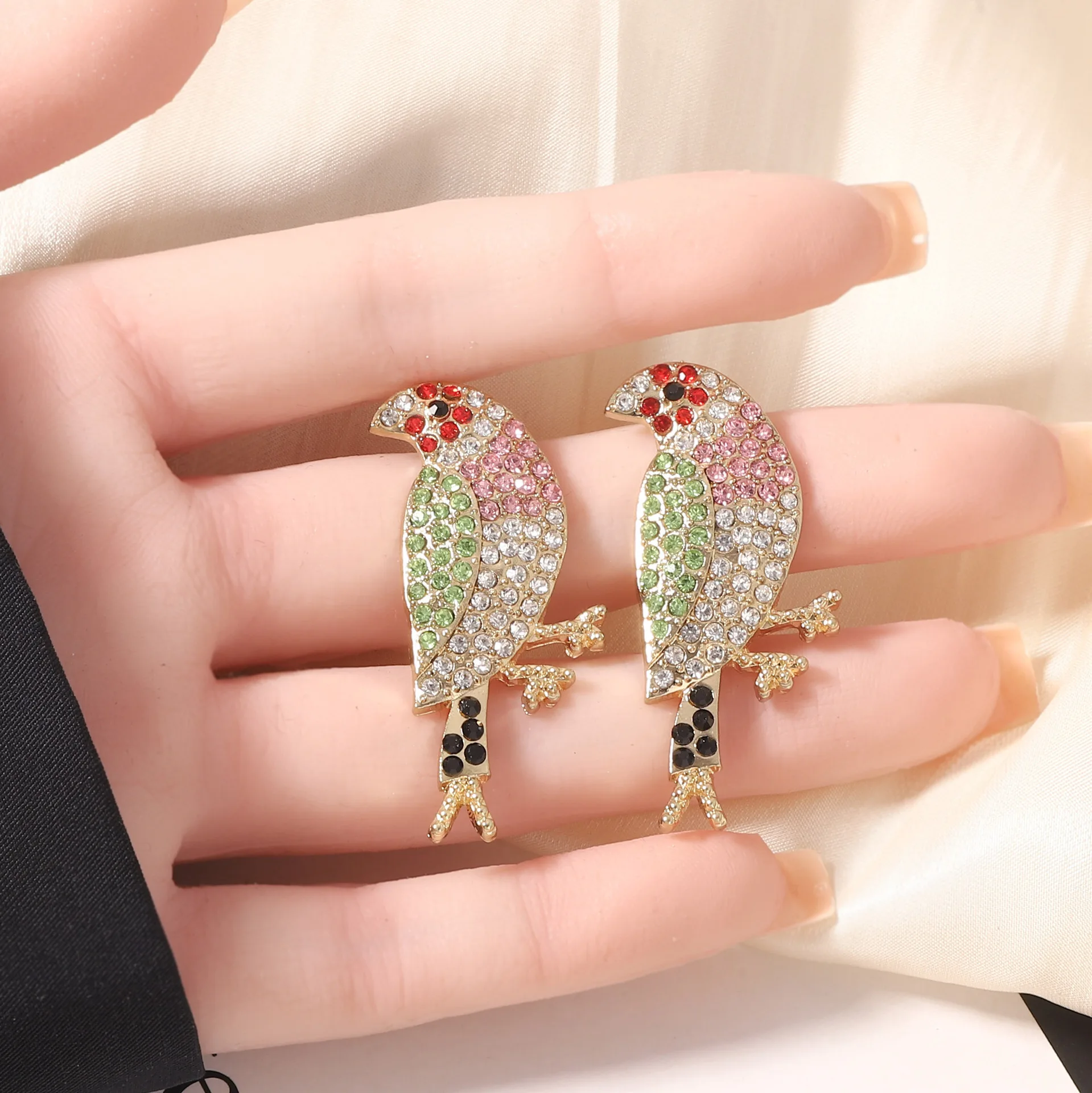 Creative fashion full of diamonds super flash cute bird temperament earrings, diamond-encrusted small animals simple and versati