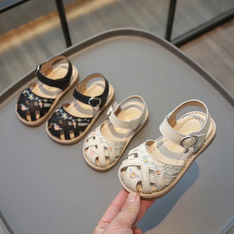 Sandali da ragazza in bianco e nero estate nuove scarpe da principessa Baotou suola morbida scarpe da bambino scarpe da spiaggia per bambini scarpe