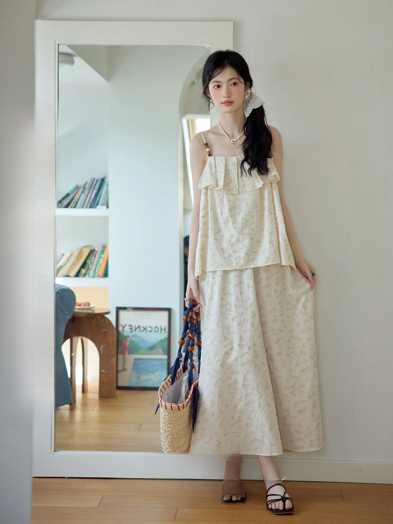 

Женский летний комплект из двух предметов с цветочным принтом: топ и юбка миди с бисером, в стиле французской повседневной моды