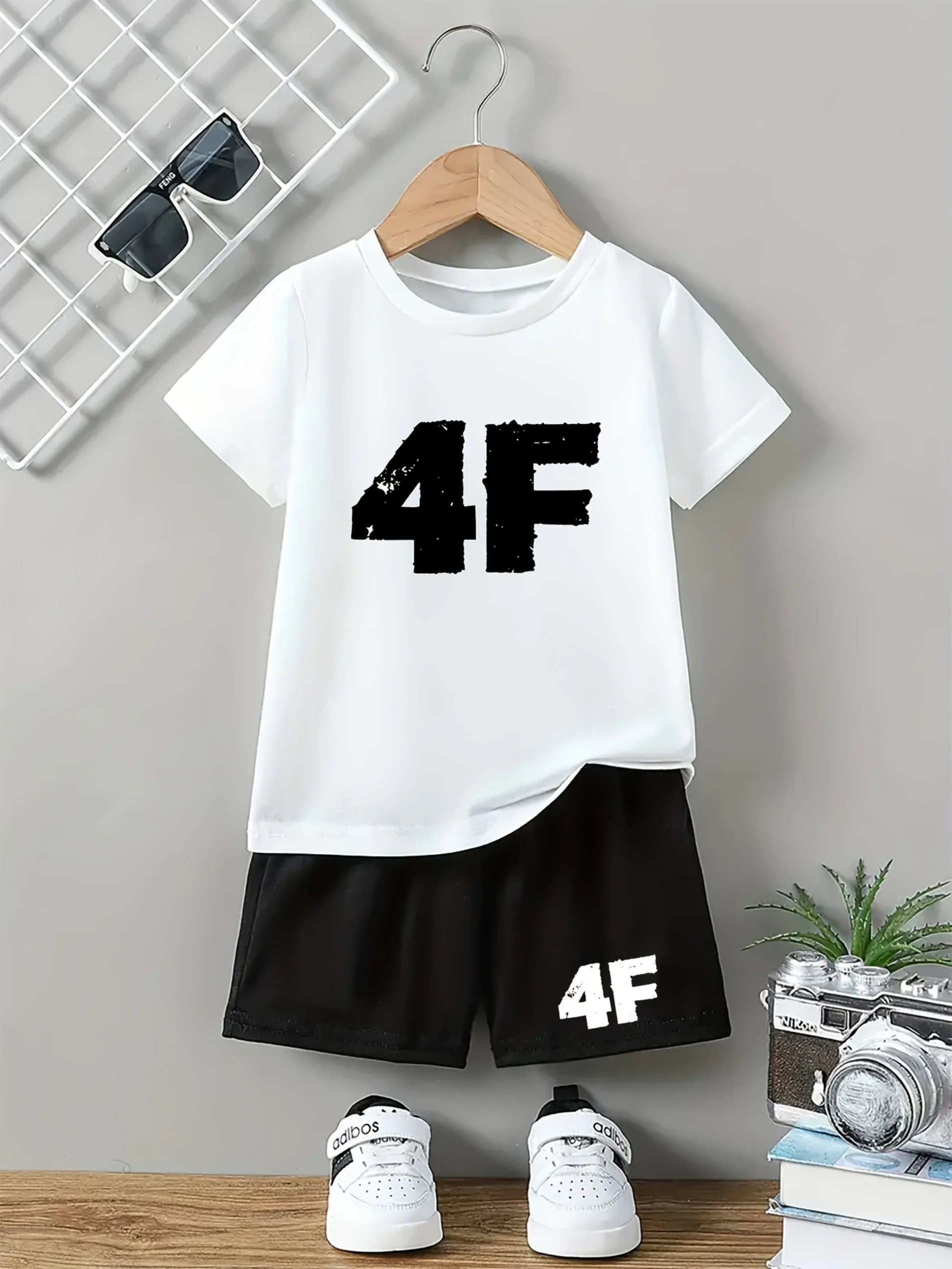 

2 предмета: летний повседневный комплект из футболки и шорт для мальчиков с принтами в виде букв «4F» в мультяшном стиле