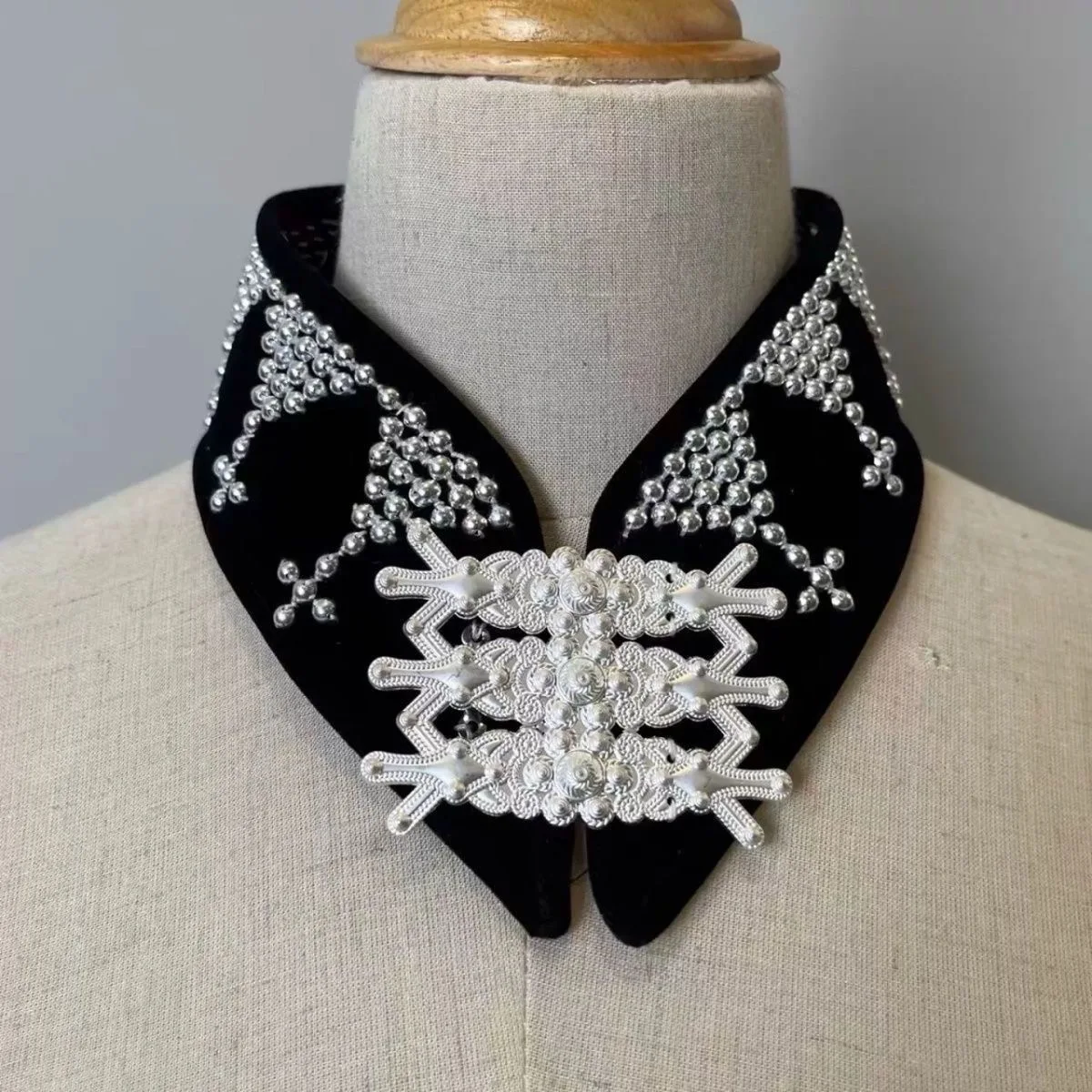 手作りのエスニックイー族風金銀模造襟飾りとネックレス、秋のファッショナブルな民族風アクセサリー