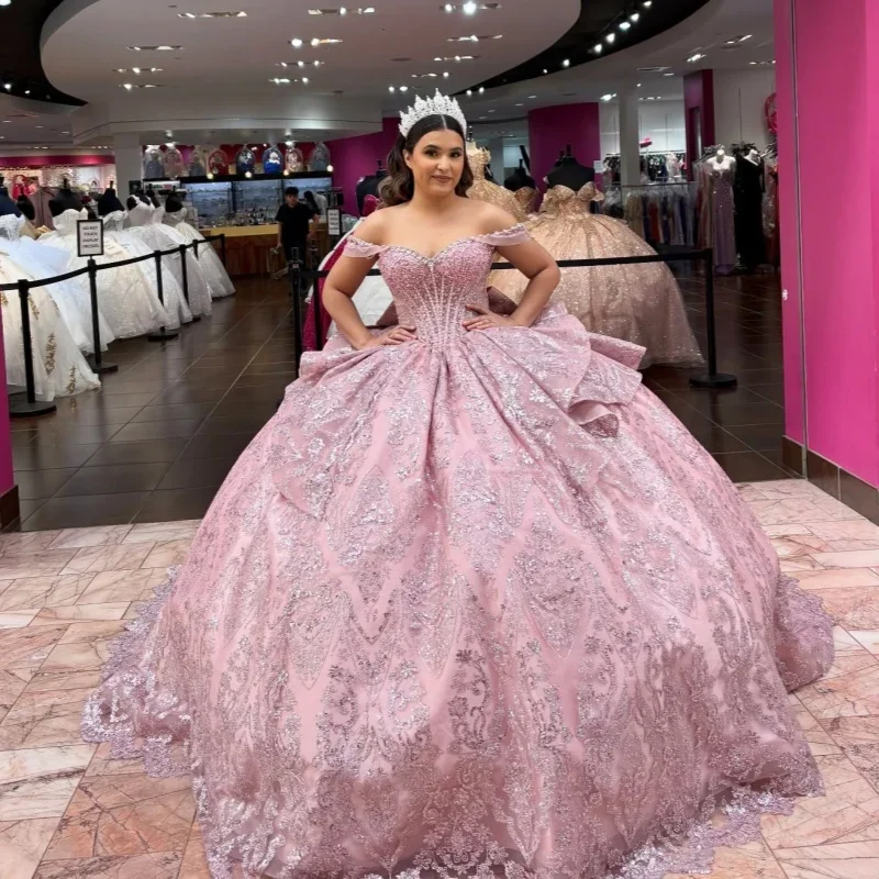 

Блестящие розовые платья для Quinceanera с открытыми плечами, украшенные блестками и кристаллами, с многослойной отделкой, длинным шлейфом и бантом, Vestido e 15 Quinceanera
