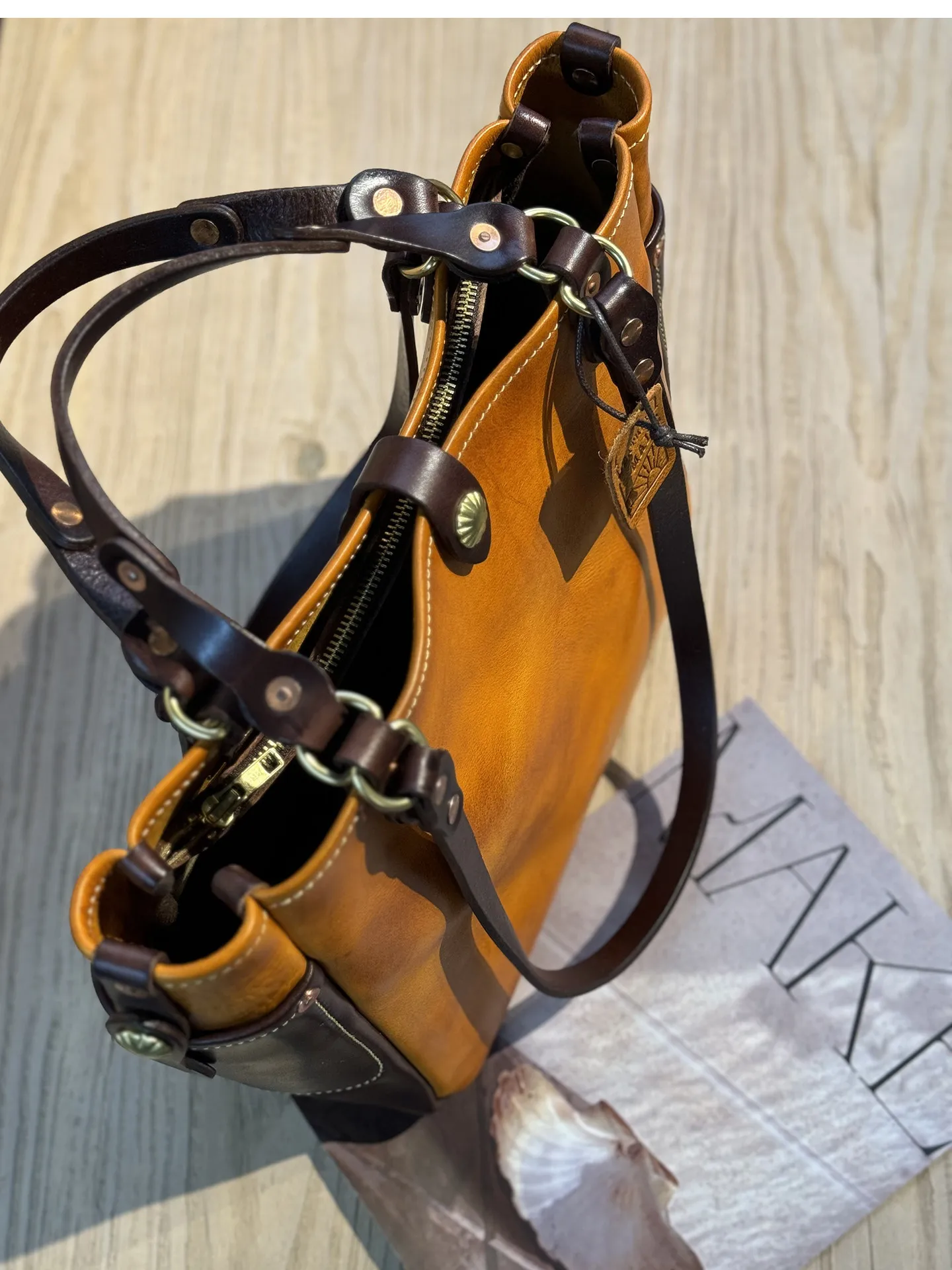 Vintage Designer Handgefertigte Arbeits-Tragetasche aus pflanzlich gegerbtem Rindsleder für Herren, Business Casual Luxus Naturleder Handtasche – Detail 8