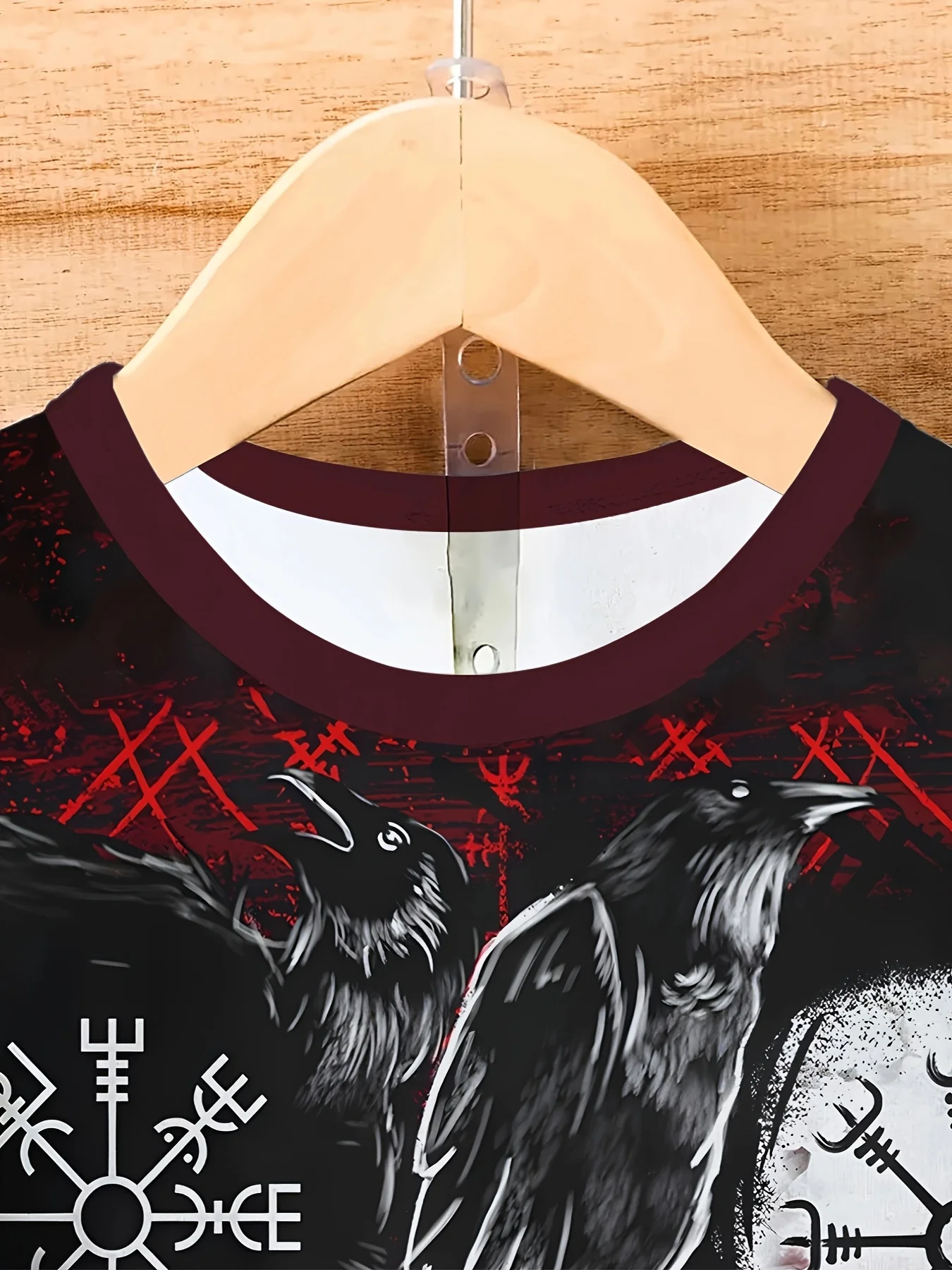 تي شيرت فايكنغ جرافيك للرجال بتصميم نورس بطباعة ثلاثية الأبعاد يتميز بالرونية والغربان بألوان حمراء وسوداء كاجوال بأكمام قصيرة