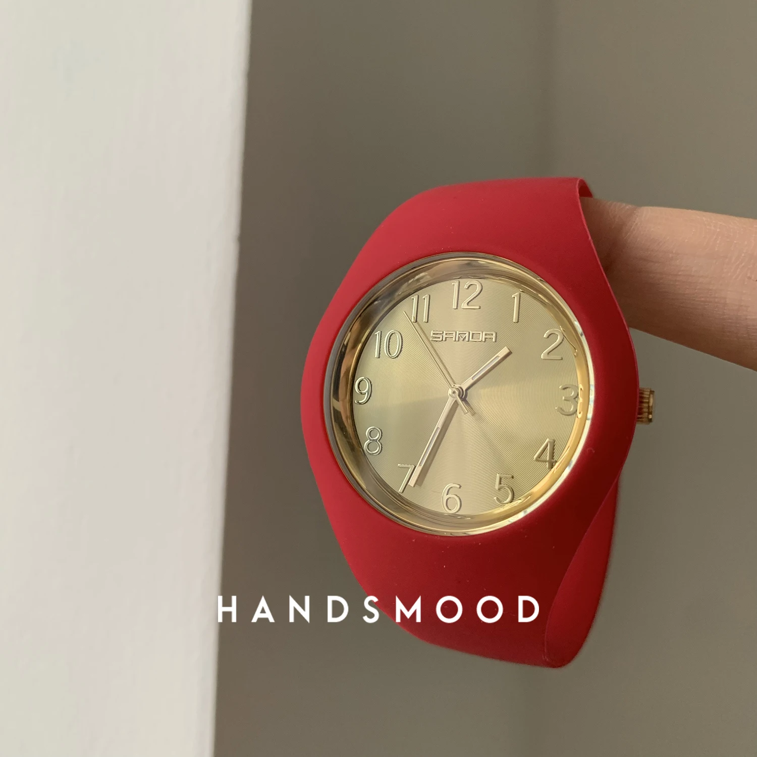 

New women's watch, dopamine colored silicone round watch, stylish red watch for women, high-quality watch Original gift