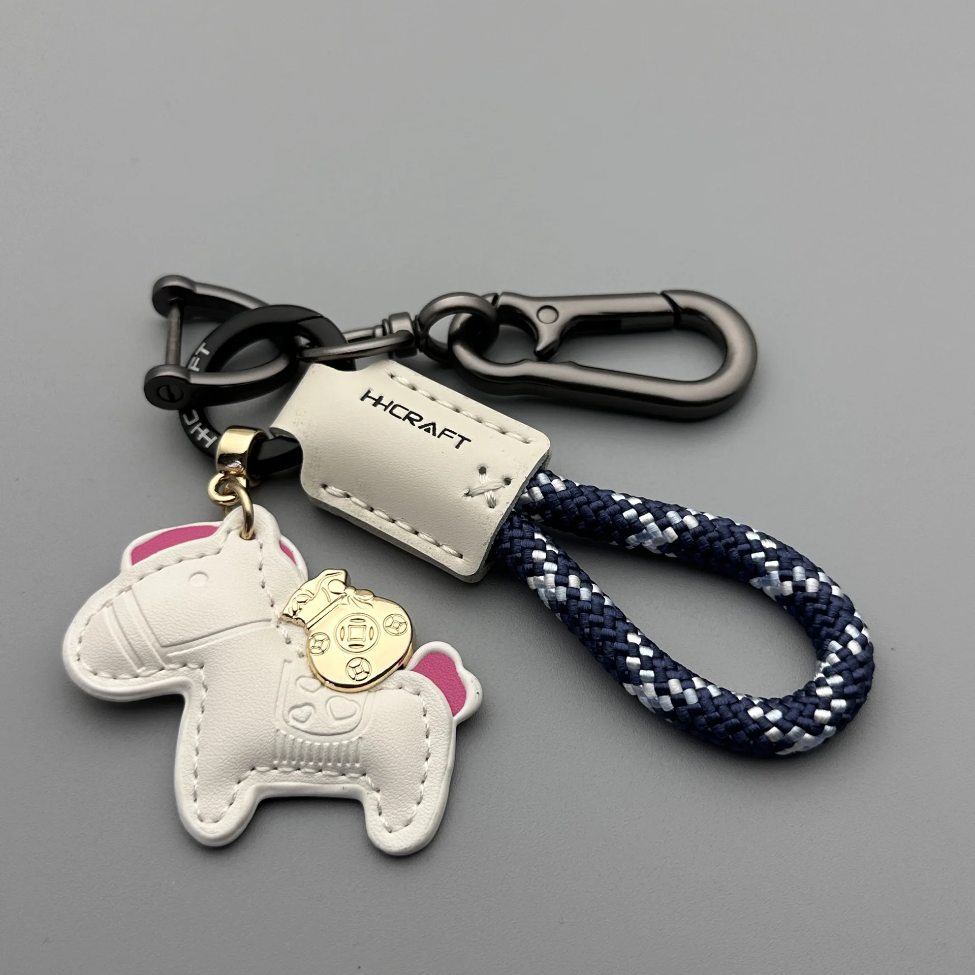 1PC Porte-clés Pendentif Mini Cheval en Cuir Créatif et Tendance pour Hommes et Femmes, Breloque de Sac, Porte-clés de Voiture, Bijou Cadeau