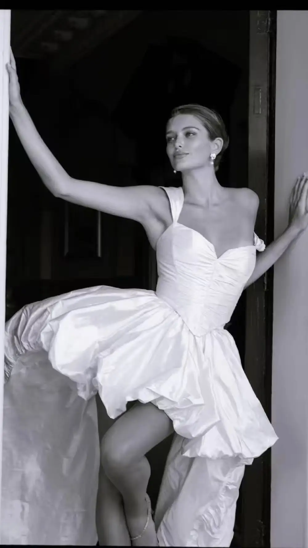 High Low Taffeta Corset Wedding Dress Off Shoulder Straps Sweetheart Neckline Ruches Customized Modern Bridal Gown