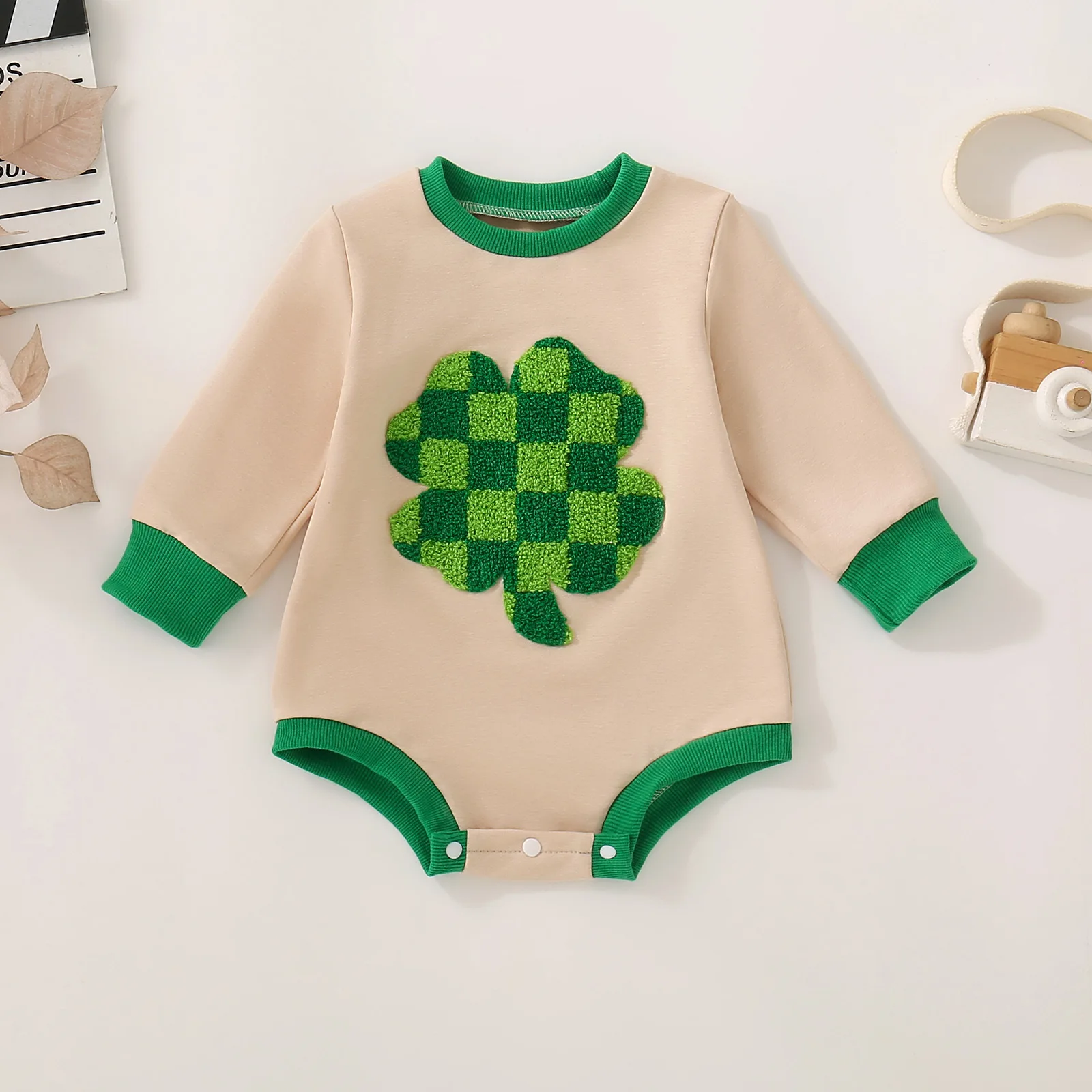 

Spring and autumn neutral baby four-leaf clover towel embroidered long-sleeved full moon baby going out onesie
