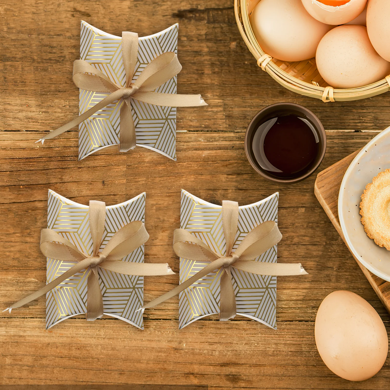 

50pcs Gold Foil Pattern Gift Boxes Pillow Shape Candy Packaging For Wedding Birthday Christmas Party Favor Treats Box