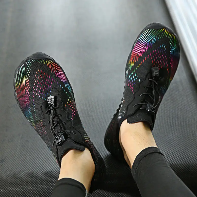 

Черная мужская спортивная обувь, быстросохнущая дышащая легкая прогулочная обувь для бега в акции, дизайнерские уличные мужские повседневные кроссовки