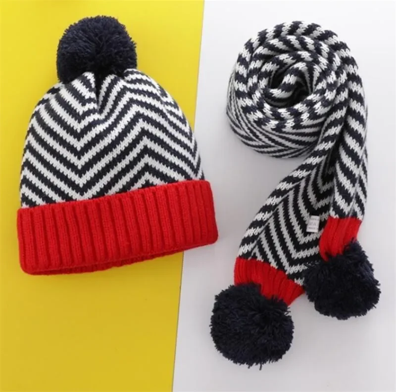 Chapeau et écharpe en tricot pour enfants, ensemble de 2 pièces, chapeau à rayures, bonnet de Protection des oreilles avec pompons, pour garçons et filles