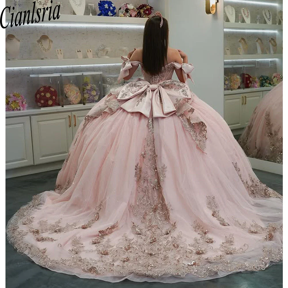 

Розовое бальное платье принцессы с открытыми плечами, платья Quinceanera, Мексиканское платье с 3D цветами и оборками из бисера 16, платье на день рождения по индивидуальному заказу