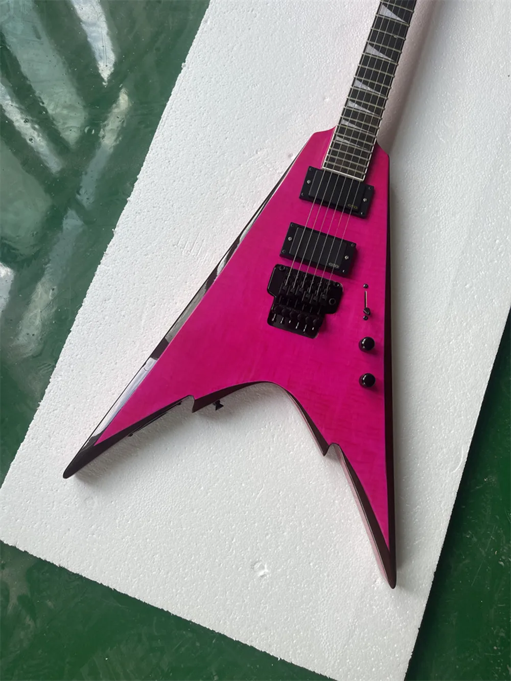 Pink Body Electric Guitar with Rosewood Fretboard,Black Hardware,Provide customized services