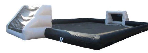 安全な屋外スポーツや遊びのために設計されたプレミアムなインフレータブルフットボールフィールド