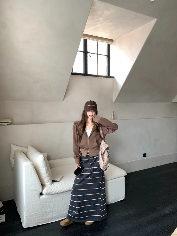 

Retro Brown Hooded Zipper Sweatshirt Women's Spring Color Block Striped Skirt Long Dress Two-Piece Set Fashionable Ensemble