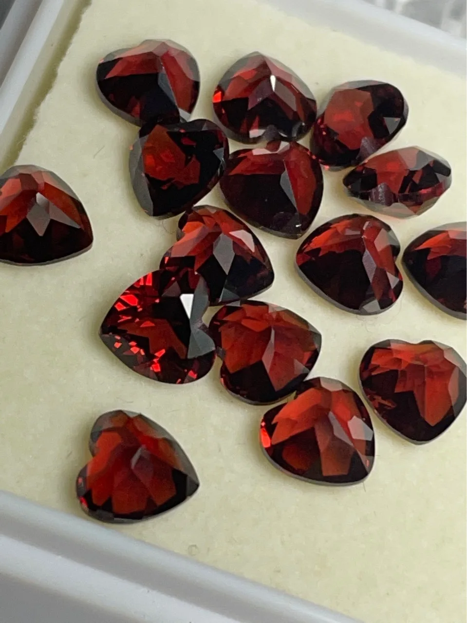 مصنع الجملة 100% شكل قلب طبيعي حقيقي أحجار كريمة من العقيق الأحمر أحجار كريمة مفكوكة مواد ذاتية الصنع للمجوهرات