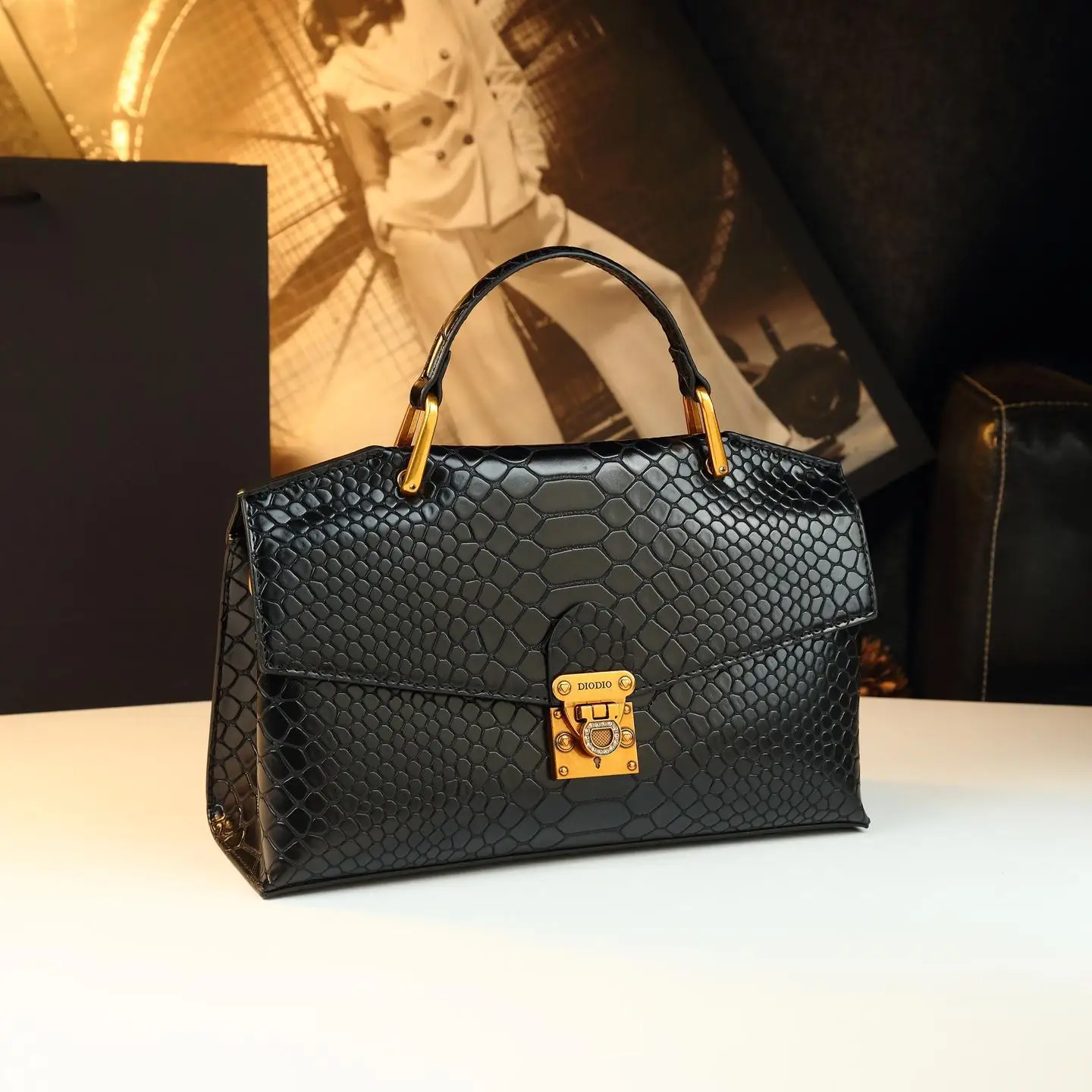 

Minimalist Chic Diaper Bag Women's Elegant Crossbody Handbag Luxury Designer Tote Vintage Leather Large Capacity Purse