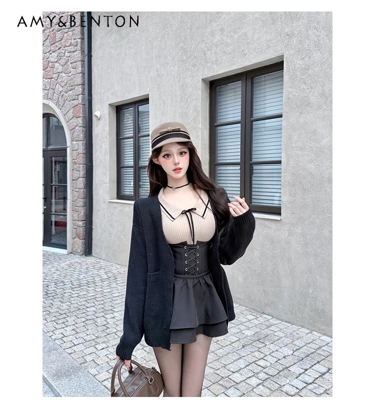 

Женский серый топ в студенческом стиле с небольшими развевающимися рукавами, мягкий вязаный утягивающий топ, черные шорты с высокой талией, темно-синяя полосатая юбка