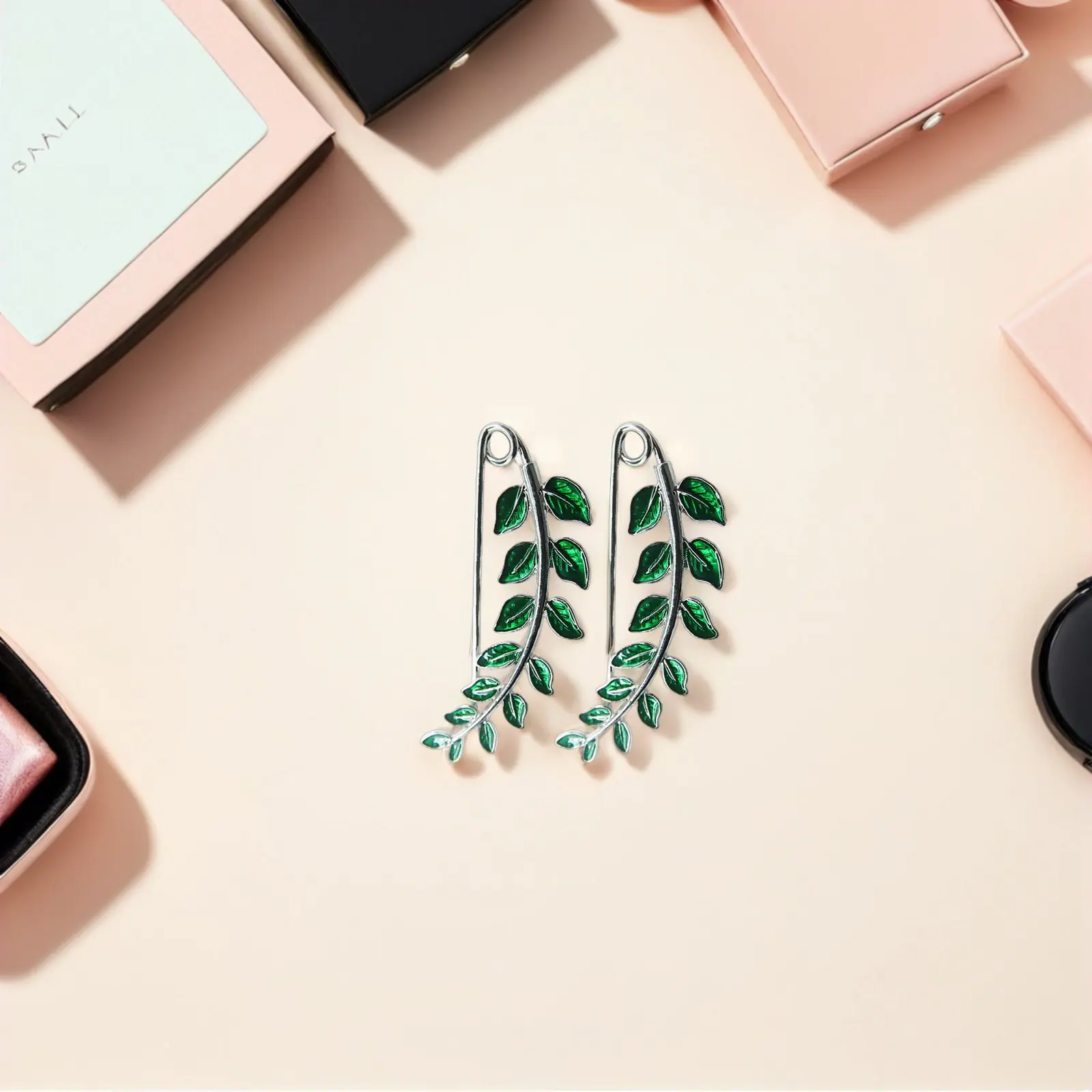 2pcs Leaf Pattern Buckles Anti-Slip Scarf Women Chic Dress Brooch Shawl Corsage Coat Brooch Creative Stylish Chest Pin