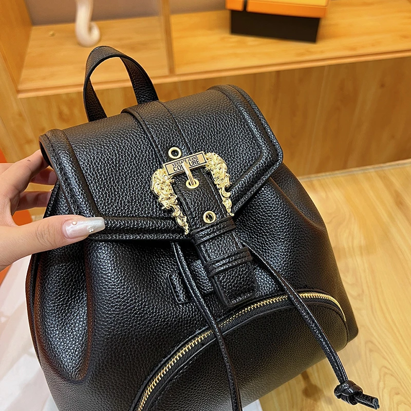 

Waterproof Nylon Messenger Bag, Laptop Compartment & Multiple Pockets for Urban Commuter Lifestyle