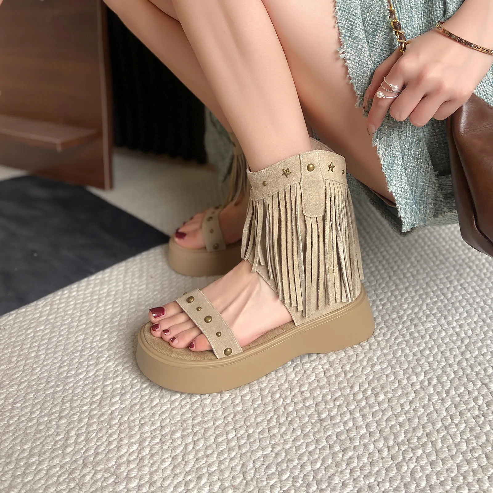 

Arden Furtado/2020 летние ботинки из коровьей замши с кисточками, круглый носок, платформа, боковая молния, средний каблук, заклепки, крутые ботинки, короткие сапоги