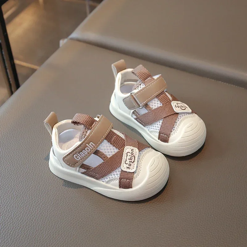 

2025 детские сандалии для девочек, новая летняя модная обувь в корейском стиле с мягкой подошвой, нескользящая универсальная шикарная детская прогулочная обувь с вырезами