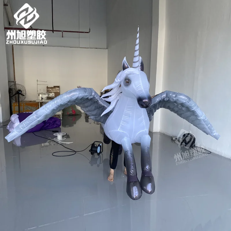 Opblaasbare zebra- en pegasus-luchtmodellen voor bar-interactieve sfeer en rekwisieten voor podiumprestaties.