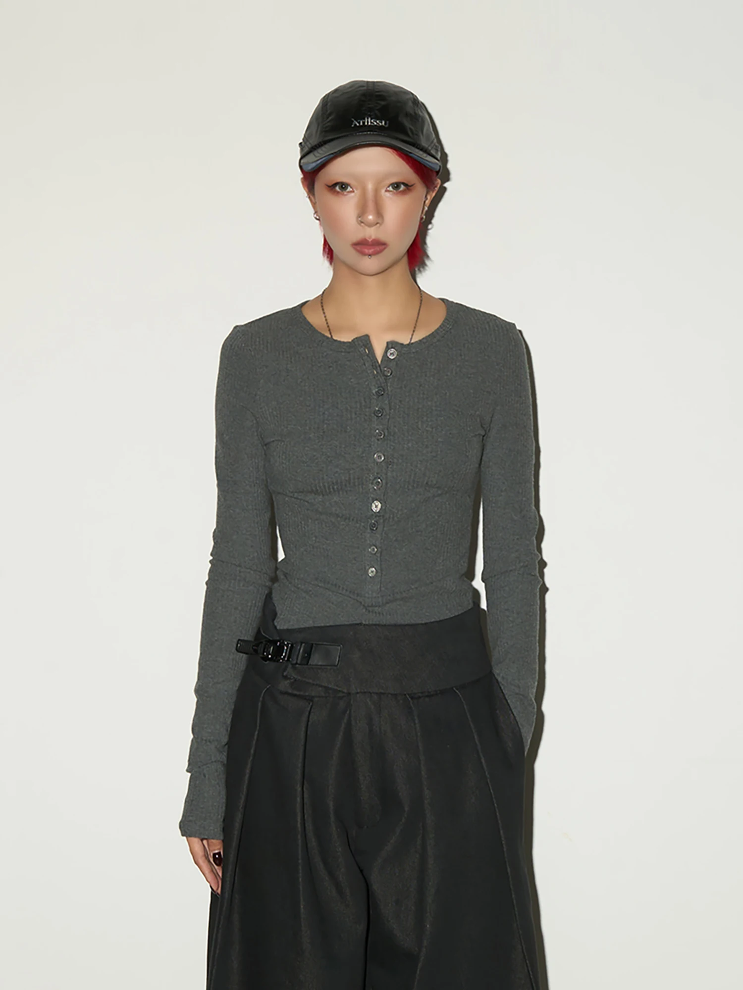 

Женская приталенная футболка MICHINNYON с длинным рукавом, на пуговицах, с вертикальной ребристой текстурой, вязаная, из смесового хлопка