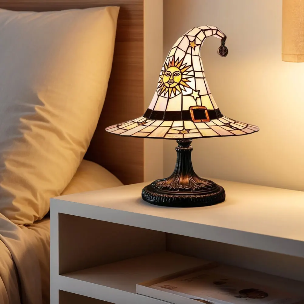 Stained Glass หมวกแม่มดโคมไฟ LED โคมไฟสร้างสรรค์ USB ขับเคลื่อนเรซิ่นหมวกแม่มดไฟกลางคืนขนาดเล็กสําหรับตกแต่งห้องนอนหน้าแรก