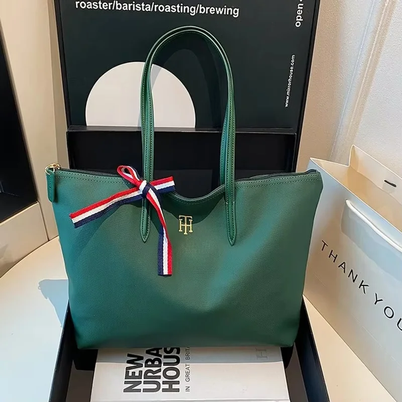 Sac bandoulière classique pour femmes, de couleur unie, élégant, et idéal comme sac à couches pratique et à la mode.