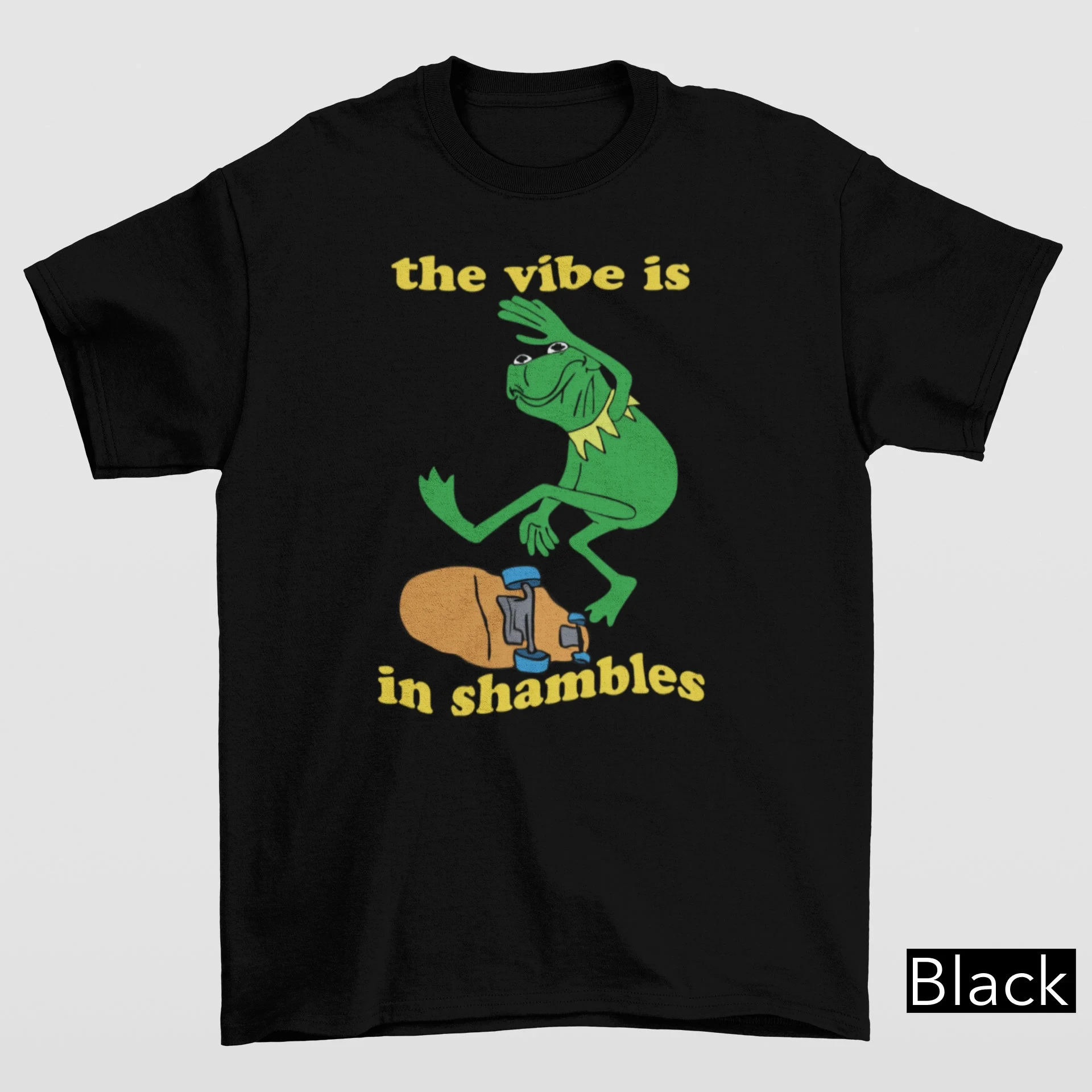 

Kermit The Frog Skateboarding "The Vibe Is in Shambles" Свободная женская футболка с короткими рукавами и забавным слоганом с принтом в стиле ретро