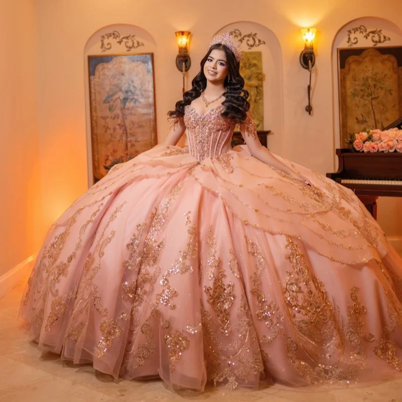 

Розовое платье для церемонии Quinceanera с открытыми плечами, золотистым блеском, кристаллическими аппликациями, многослойной отделкой, длинным шлейфом и большим бантом, платья для церемонии Quinceanera. ﻿ Настройка
